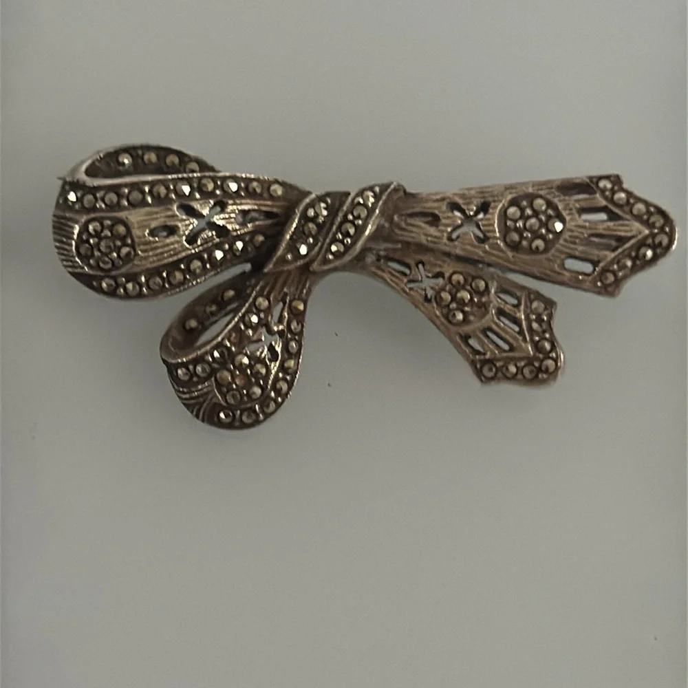 Elegant Bow 925 Sterling Silver Brooch